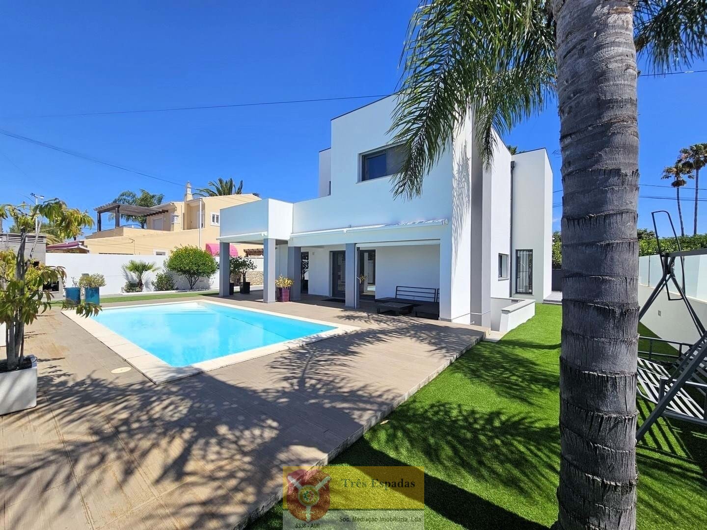 Moderne 3-Schlafzimmer-Villa mit Pool und Meerblick