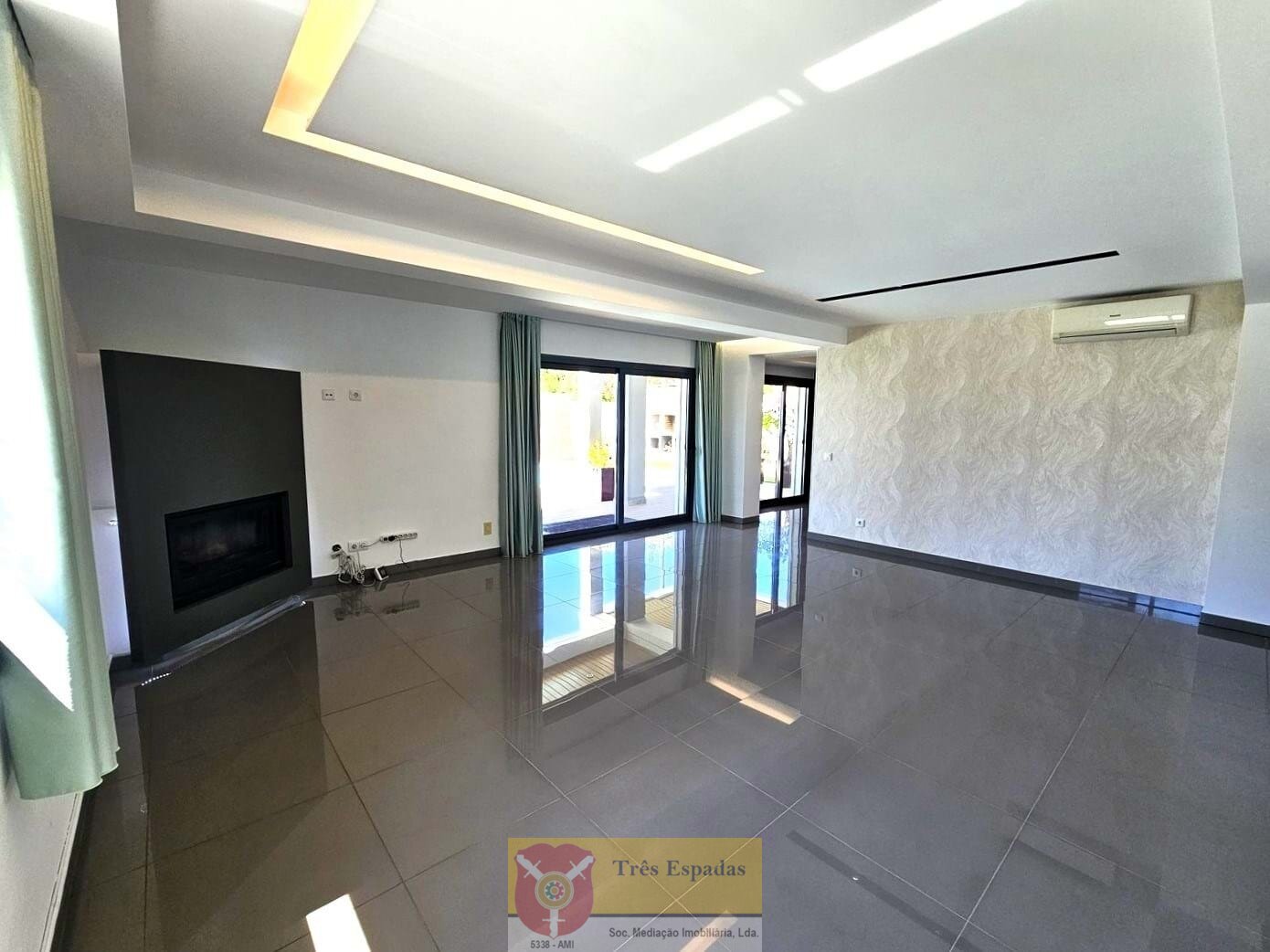 Moderne 3-Schlafzimmer-Villa mit Pool und Meerblick