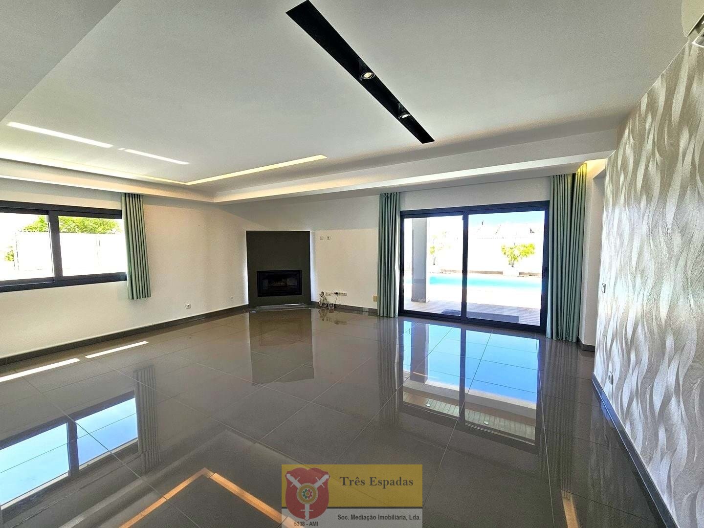 Moderne 3-Schlafzimmer-Villa mit Pool und Meerblick