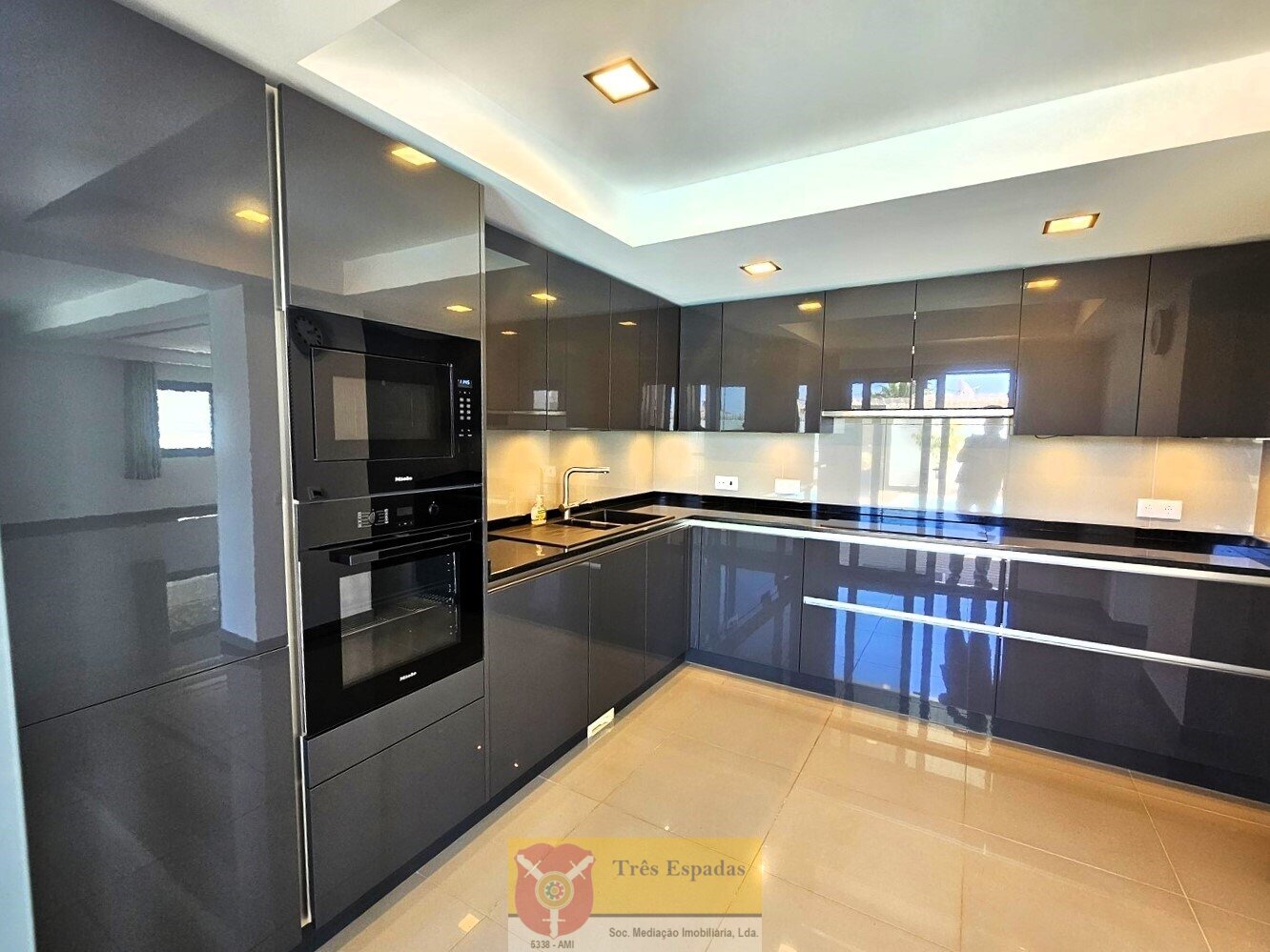 Moderne 3-Schlafzimmer-Villa mit Pool und Meerblick