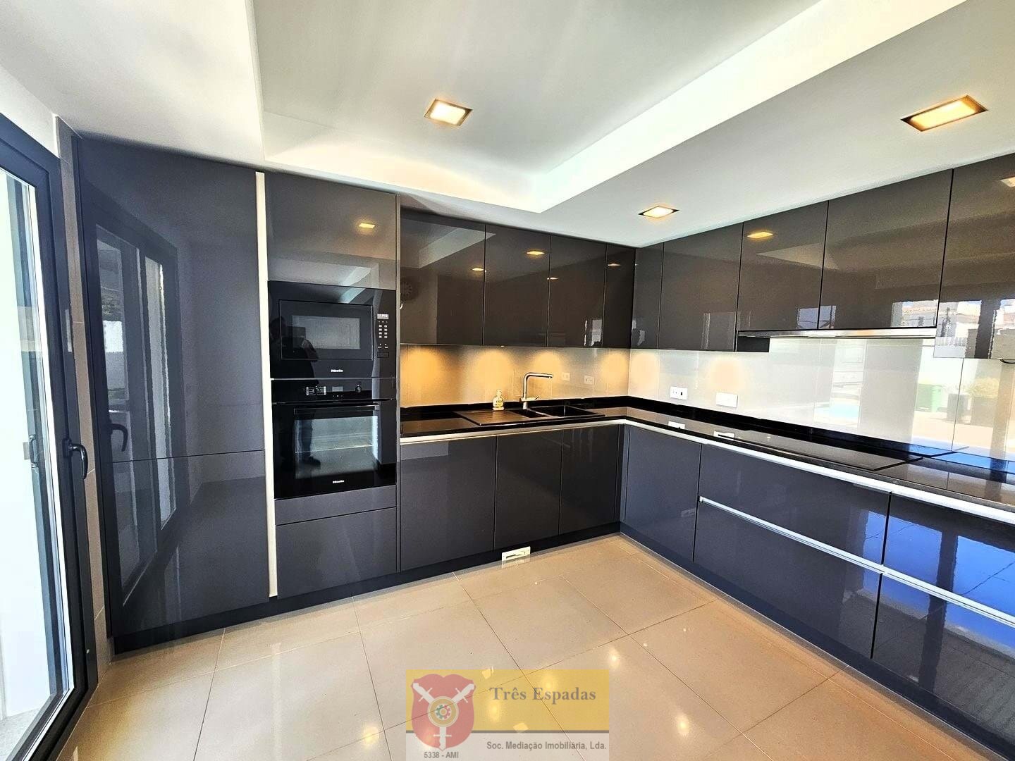 Moderne 3-Schlafzimmer-Villa mit Pool und Meerblick