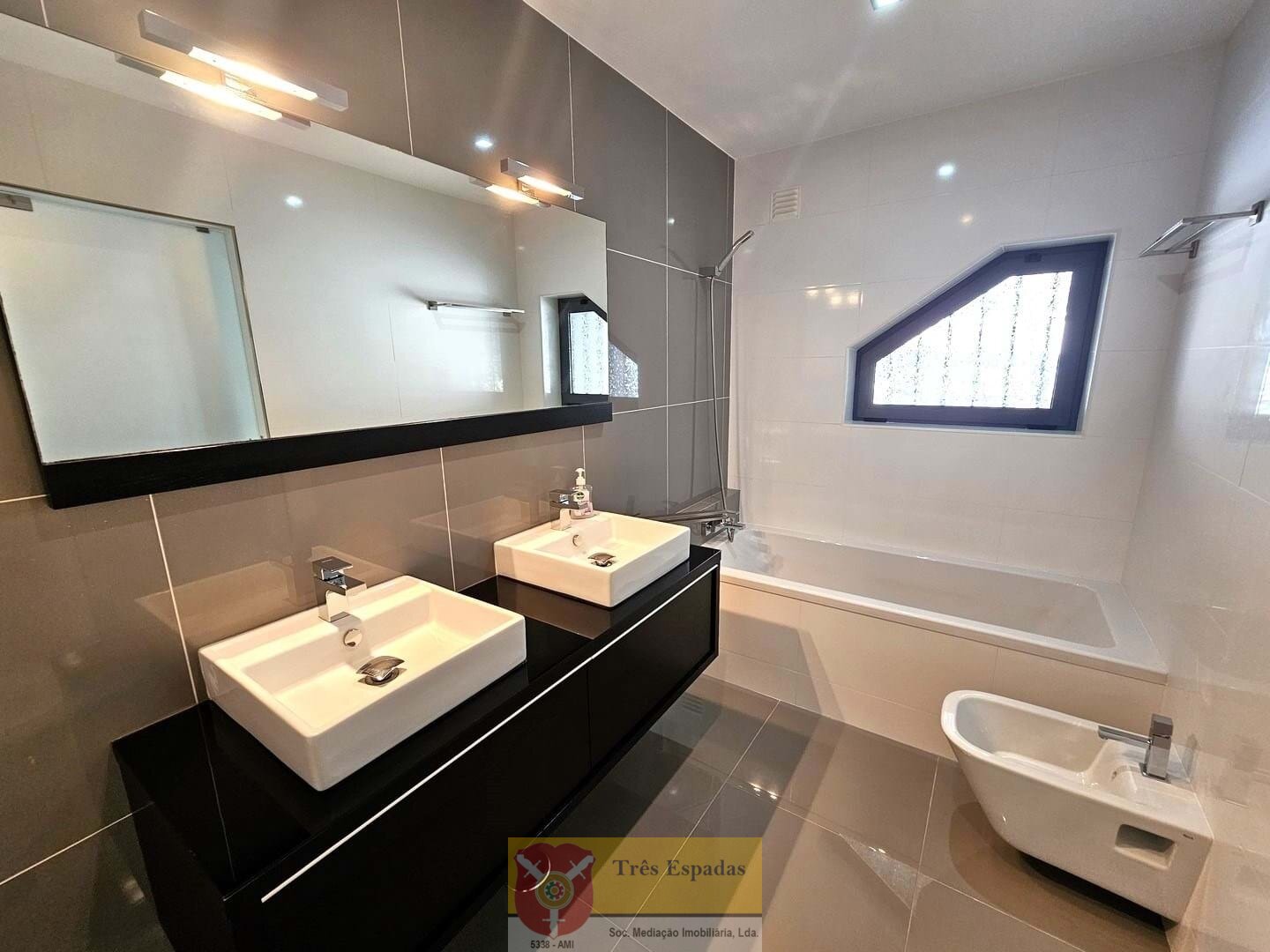 Moderne 3-Schlafzimmer-Villa mit Pool und Meerblick