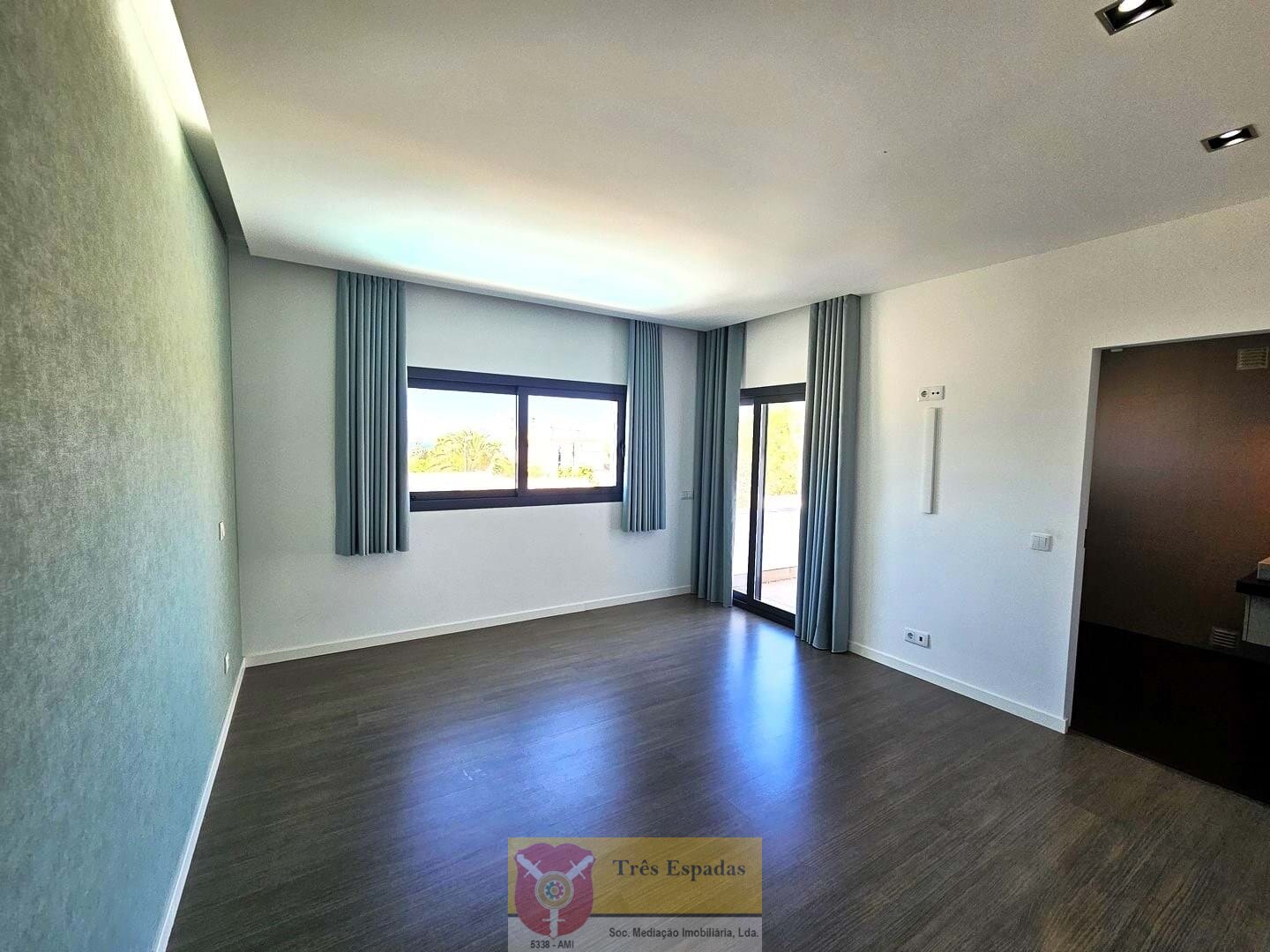 Moderne 3-Schlafzimmer-Villa mit Pool und Meerblick